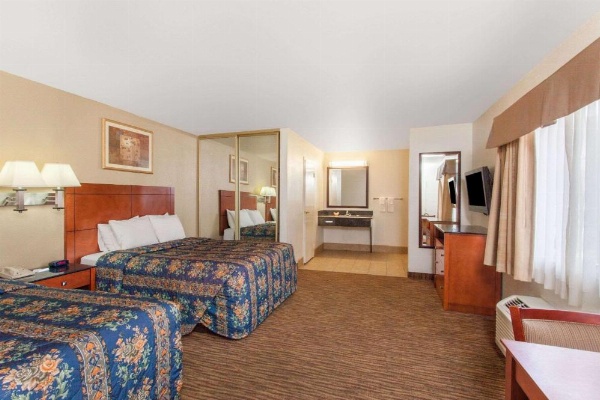 Travelodge by Wyndham Hemet CA image 11