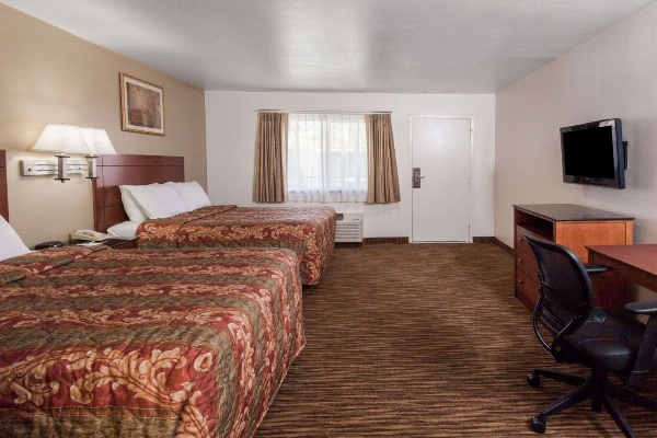 Travelodge by Wyndham Hemet CA image 6